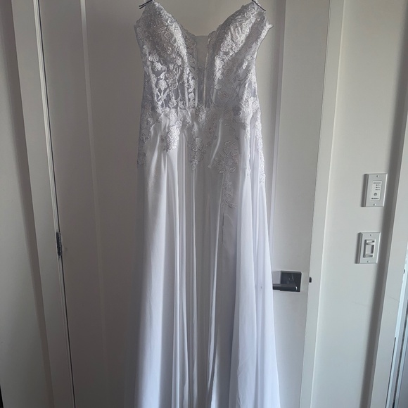 White dress - Picture 1 of 2